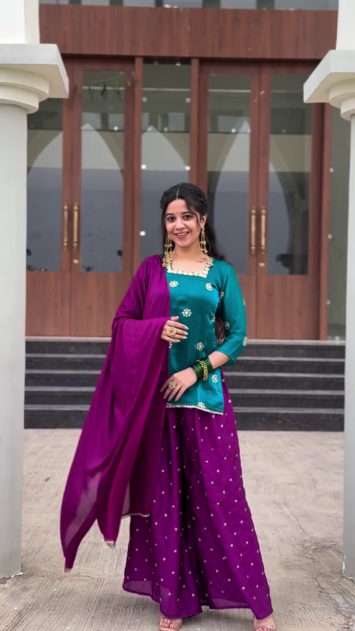 Luxurious Festive Metallic Magenta Flared Palazzo Suit Set - Image 3