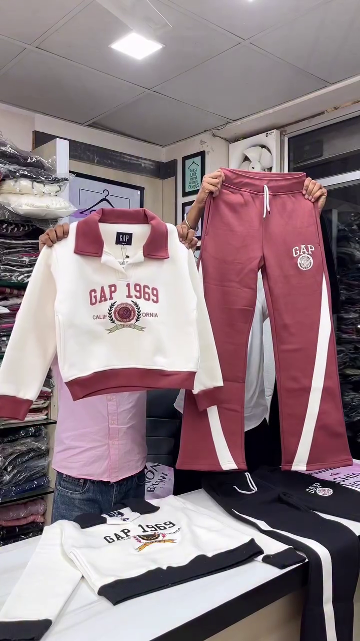 ๐
Vintage-Inspired Collegiate Luxe Contrast-Sleeve Fleece Loungewear Set with Athletic Stripe Details and Elite Emblem Accents