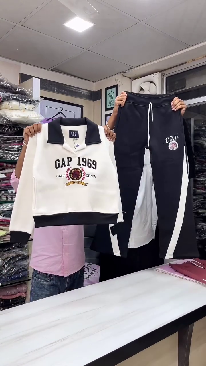 ๐
Vintage-Inspired Collegiate Luxe Contrast-Sleeve Fleece Loungewear Set with Athletic Stripe Details and Elite Emblem Accents - Image 2