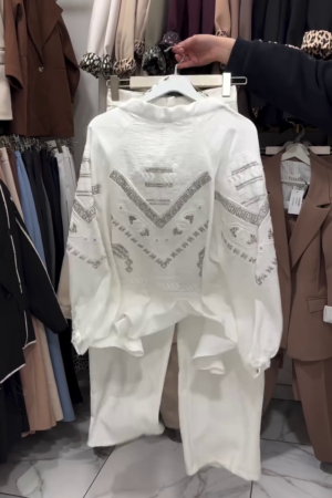 This all-white ensemble is pure elegance with a modern boho twist 🤍✨