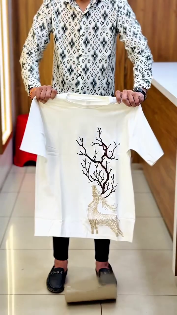 ๐ค๐ฆ Premium Deer Print Oversized T-Shirt โ Minimal, Aesthetic & Streetwear Ready ๐ฅโจ - Image 4