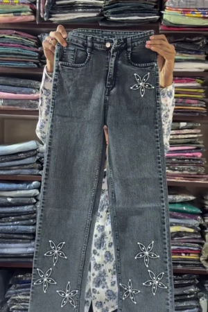 🖤✨ Floral Stonework Denim Jeans – Premium Black Wash Straight Fit 👖🌸