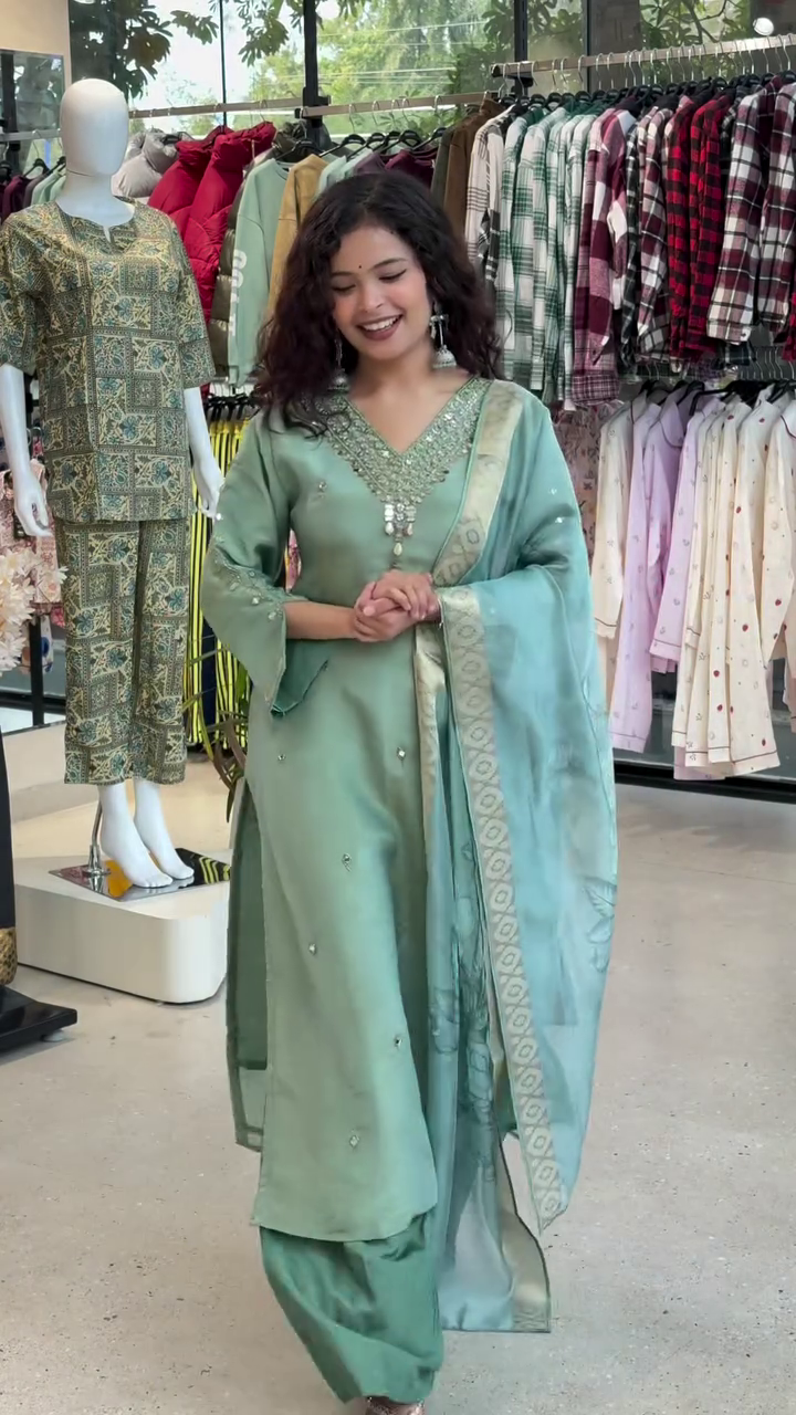 🌸 Women’s Solid Kurta with Trousers & Dupatta – Elegant, Comfortable & Complete Ethnic Set ✨