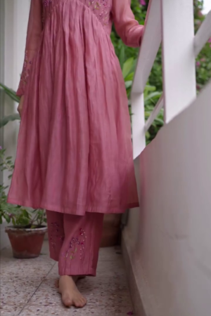 πΈ Grace in Every Thread: Pink Embroidered Chanderi Kurta Set