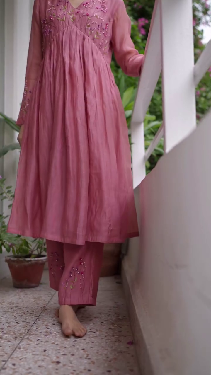 πΈ Grace in Every Thread: Pink Embroidered Chanderi Kurta Set