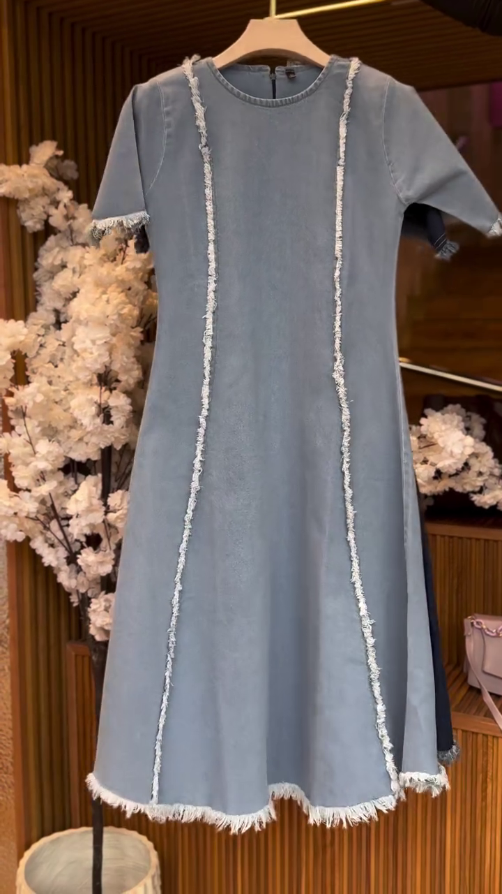 π Casual Chic: Light Blue Denim Midi Dress
