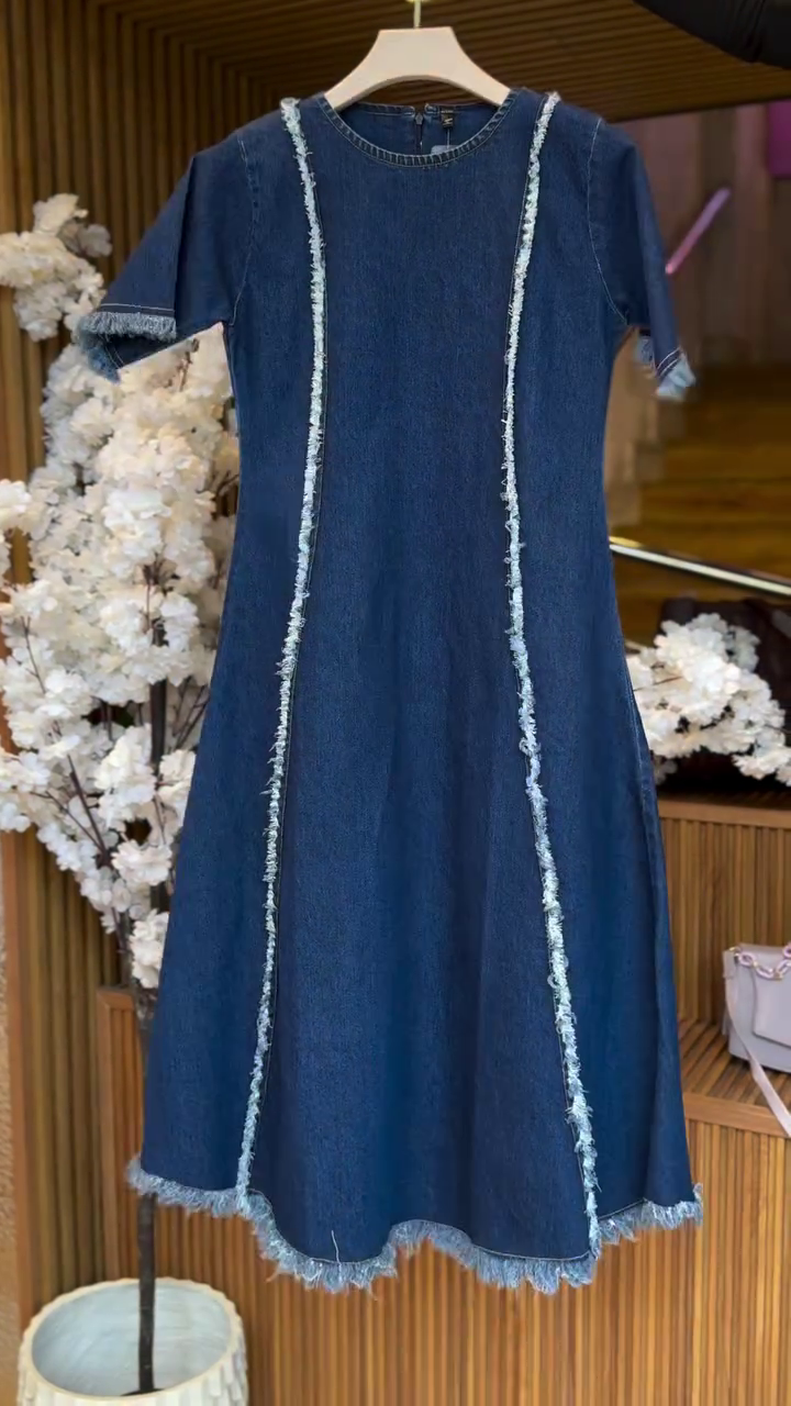 π Casual Chic: Light Blue Denim Midi Dress - Image 2