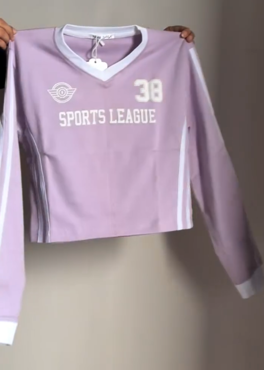 Sporty Chic: Light Purple Cropped Long-Sleeve T-Shirt β38 SPORTS LEAGUEβ ππ