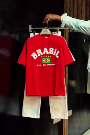 Classic Casual Vibes: Red Short-Sleeve T-Shirt with Denim Jeans β€οΈππ