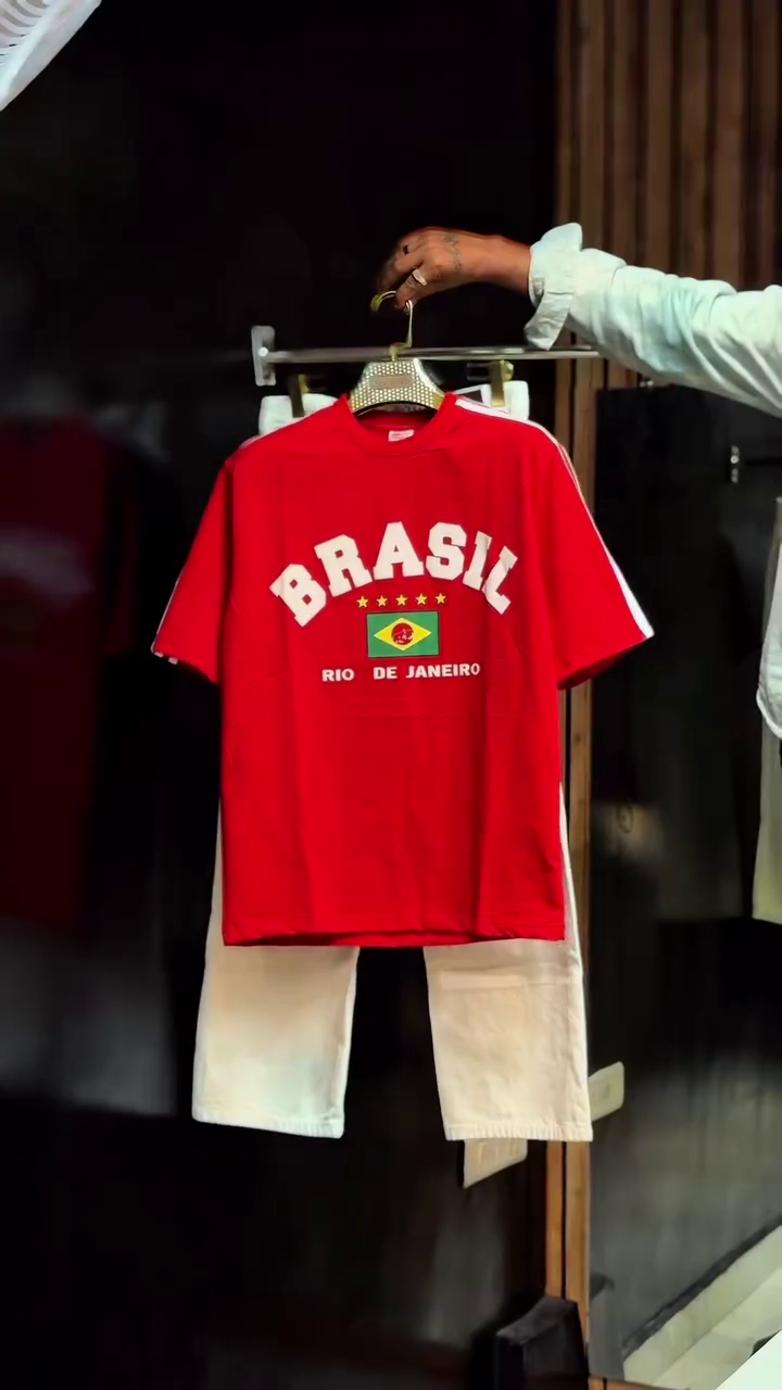 Classic Casual Vibes: Red Short-Sleeve T-Shirt with Denim Jeans β€οΈππ