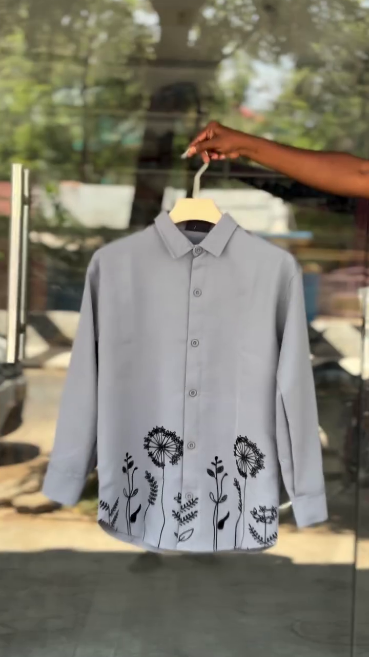 Chic & Subtle: Light Grey Button-Down Shirt with Black Dandelion Embroidery πΏπ€