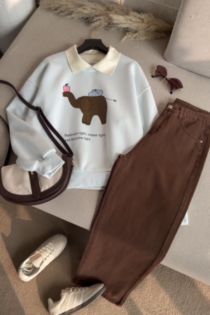 Smart-Casual Vibes: Light-Colored Polo-Collar Sweatshirt with Brown Trousers & Accessories 👕🤎🕶️