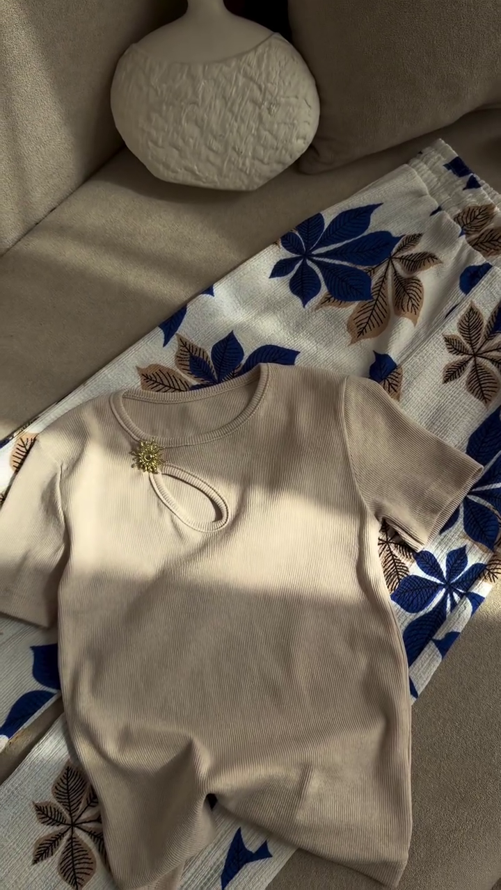 Effortless Elegance: Wide-Leg Trousers with Solid Beige Knit Top π€π - Image 2