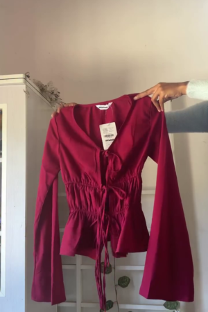 Chic & Flirty: Maroon Tie-Front Top with Flared Sleeves 💃❤️