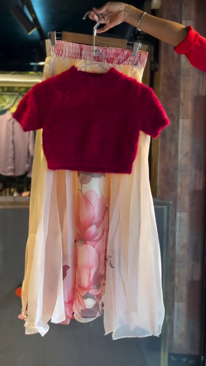 Floral Elegance: Red Crop Top with Organza Floral Skirt Set ๐น๐ธ