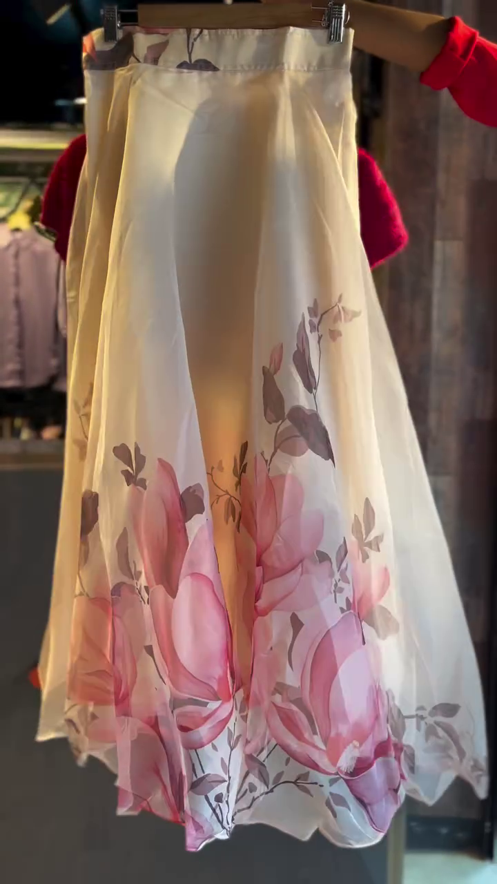 Floral Elegance: Red Crop Top with Organza Floral Skirt Set ๐น๐ธ - Image 2